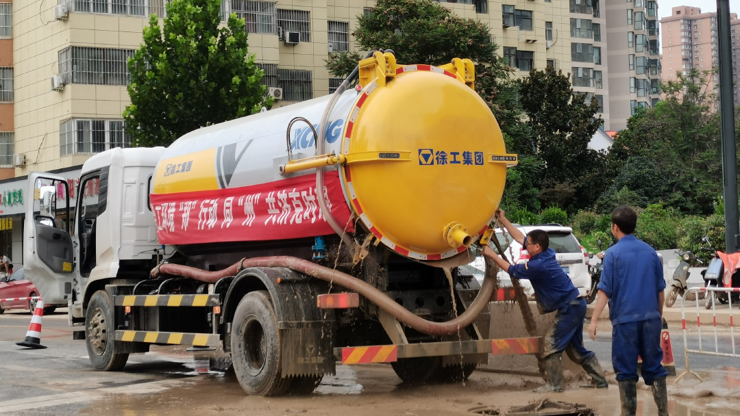 豪利777吸污车驰援郑州特大暴雨
