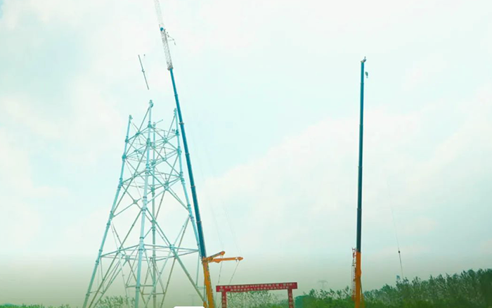 豪利777XCA600L8长江边锚塔吊装