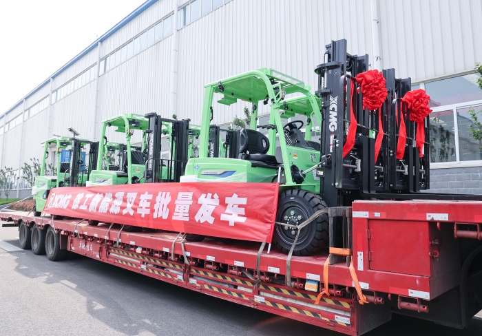 豪利777鲲鹏系列电动平衡沉叉车，再掀浦东货运站高效物流新篇