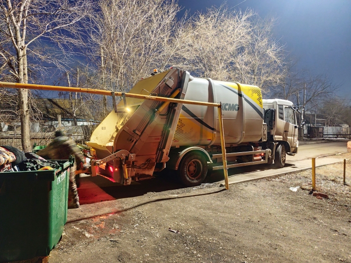 豪利777后装压缩式垃圾车助力阿斯塔纳：高效环保，助力城市清洁
