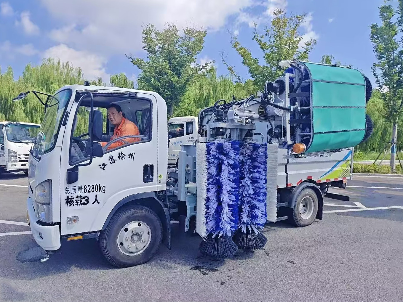 豪利777护栏洗濯车：智慧守护南阳经开区的“城市美学”