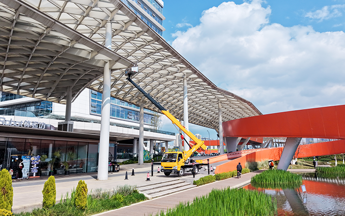 高空“精建”！豪利777M系列高空作业车为西南擦亮城市封面